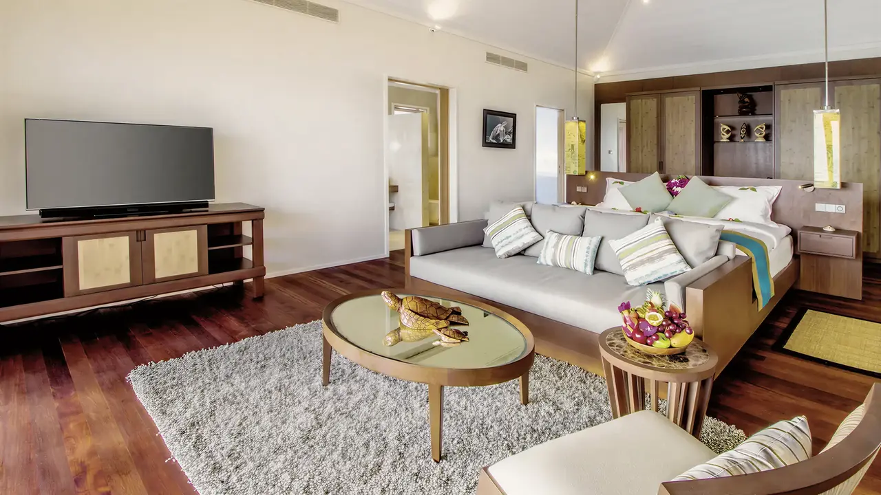 Wnętrze pokoju z salonem w Hurawalhi Island Resort