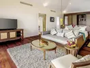 Wnętrze pokoju z salonem w Hurawalhi Island Resort