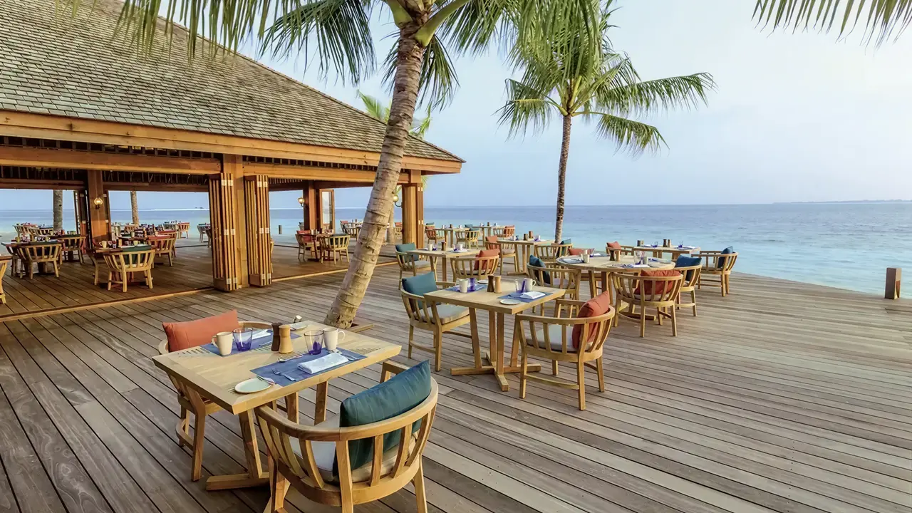 Restauracja na tarasie w Hurawalhi Island Resort nad morzem