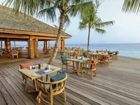 Restauracja na tarasie w Hurawalhi Island Resort nad morzem