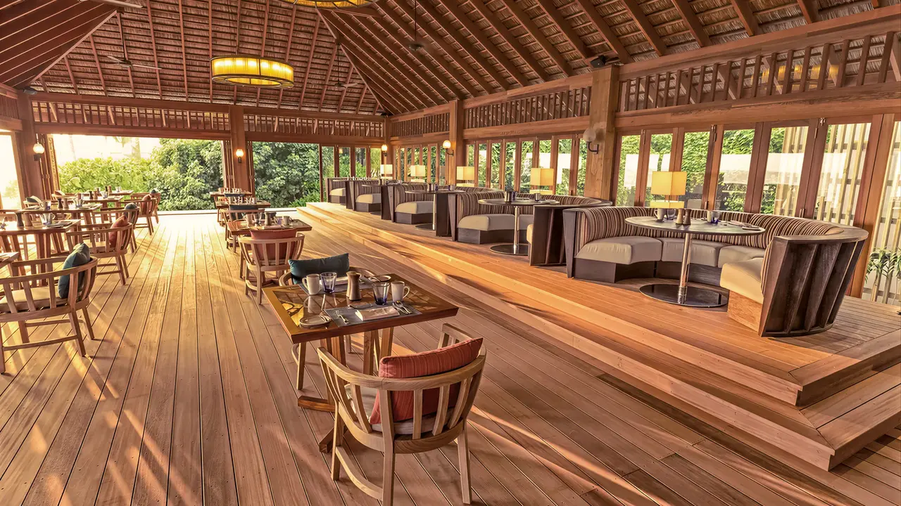 Restauracja w Hurawalhi Island Resort z drewnianym wyposażeniem