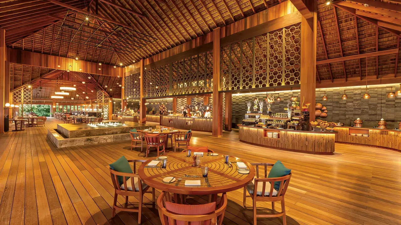 Restauracja w hotelu Hurawalhi Island Resort z drewnianym wykończeniem
