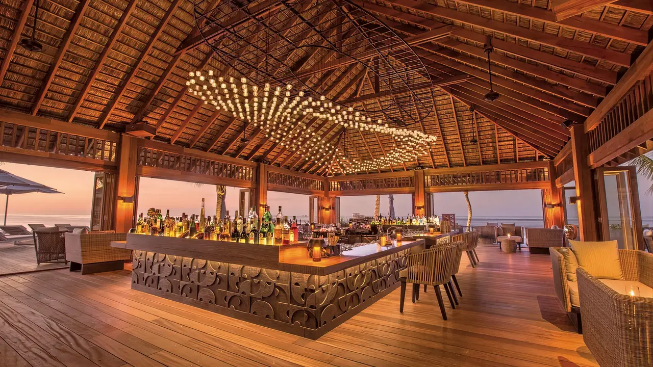 Elegancki bar w Hurawalhi Island Resort z widokiem na morze