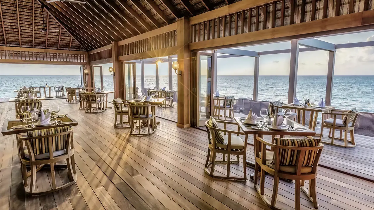 Restauracja z widokiem na morze w Hurawalhi Island Resort