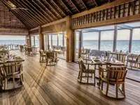 Restauracja z widokiem na morze w Hurawalhi Island Resort
