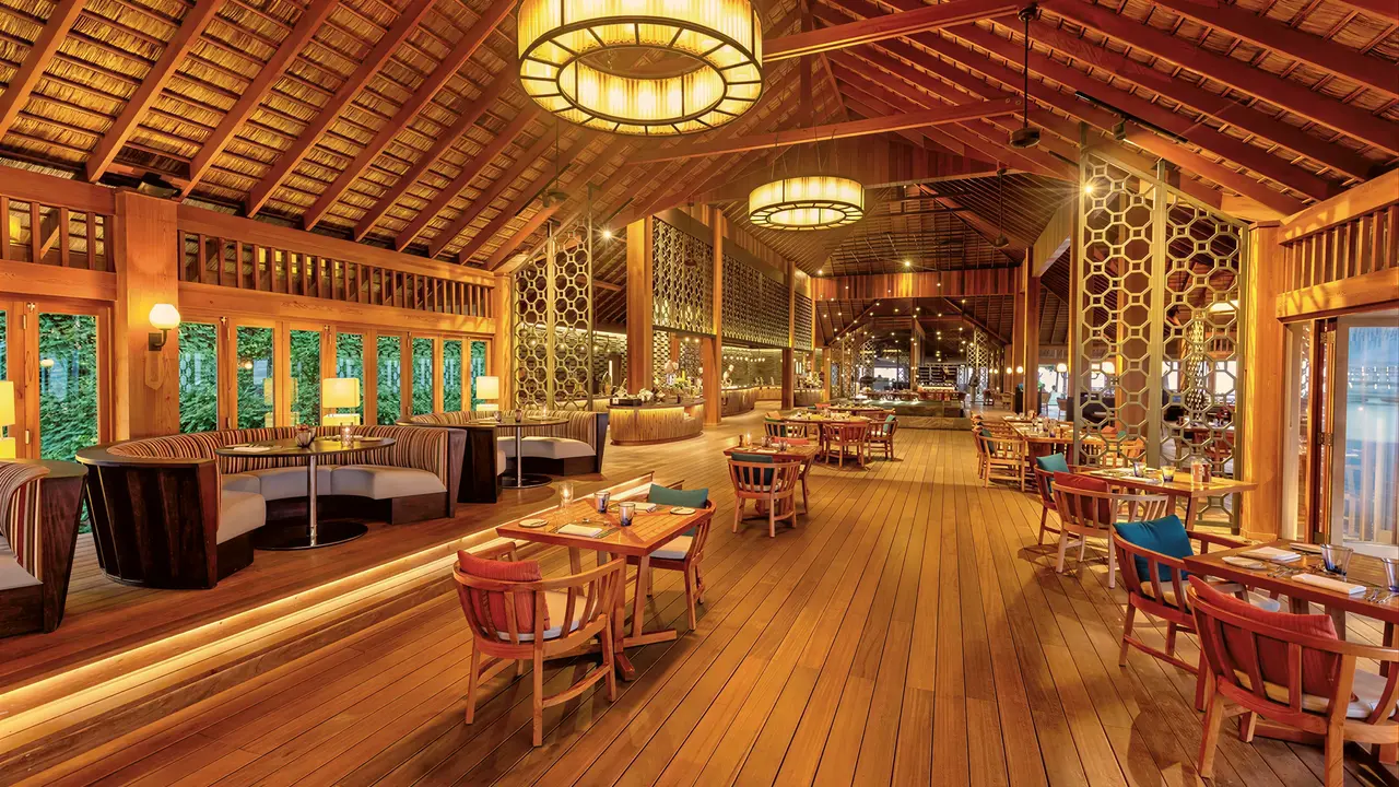 Elegancka restauracja w Hurawalhi Island Resort z drewnianym wystrojem