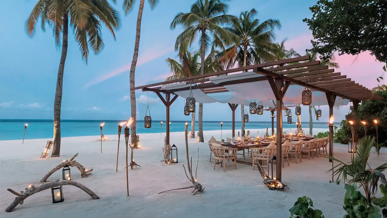 Elegancka strefa wypoczynkowa na plaży w Hurawalhi Island Resort