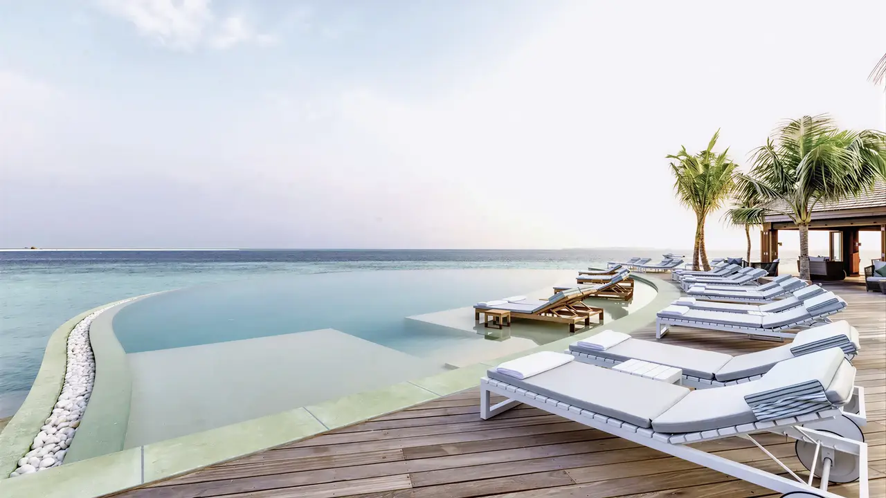 Basen typu infinity w hotelu Hurawalhi Island Resort