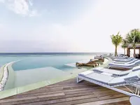 Basen typu infinity w hotelu Hurawalhi Island Resort
