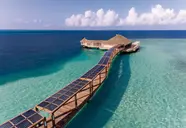Widok na kompleks Hurawalhi Island Resort nad turkusową wodą
