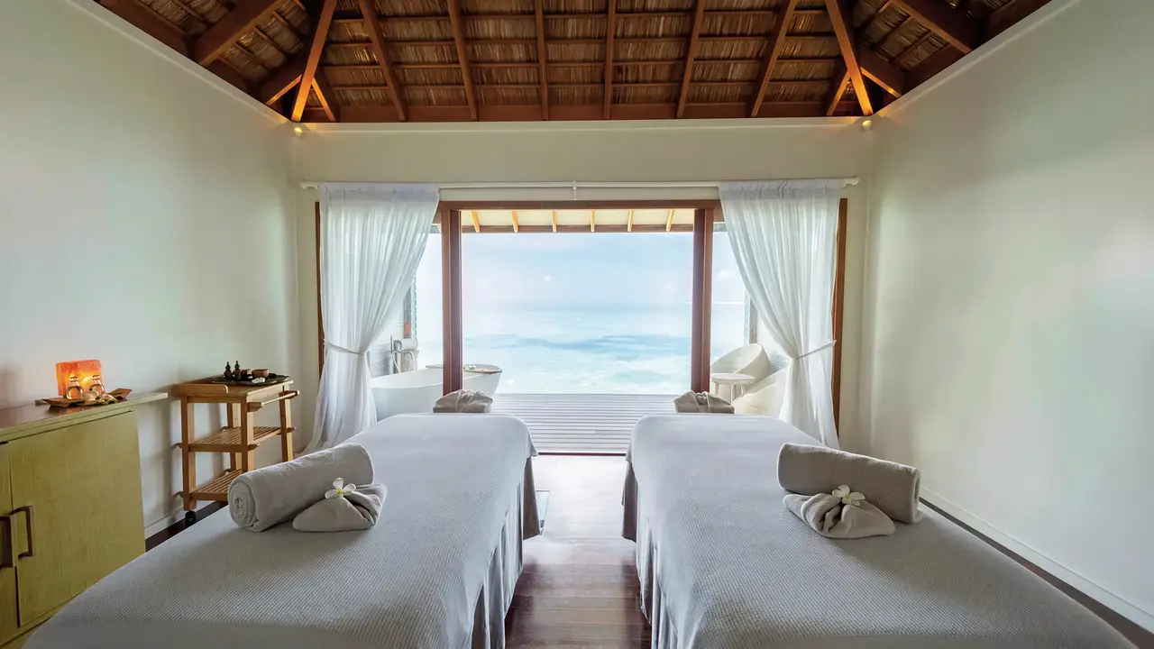 Gabinet masażu w Hurawalhi Island Resort z widokiem na morze