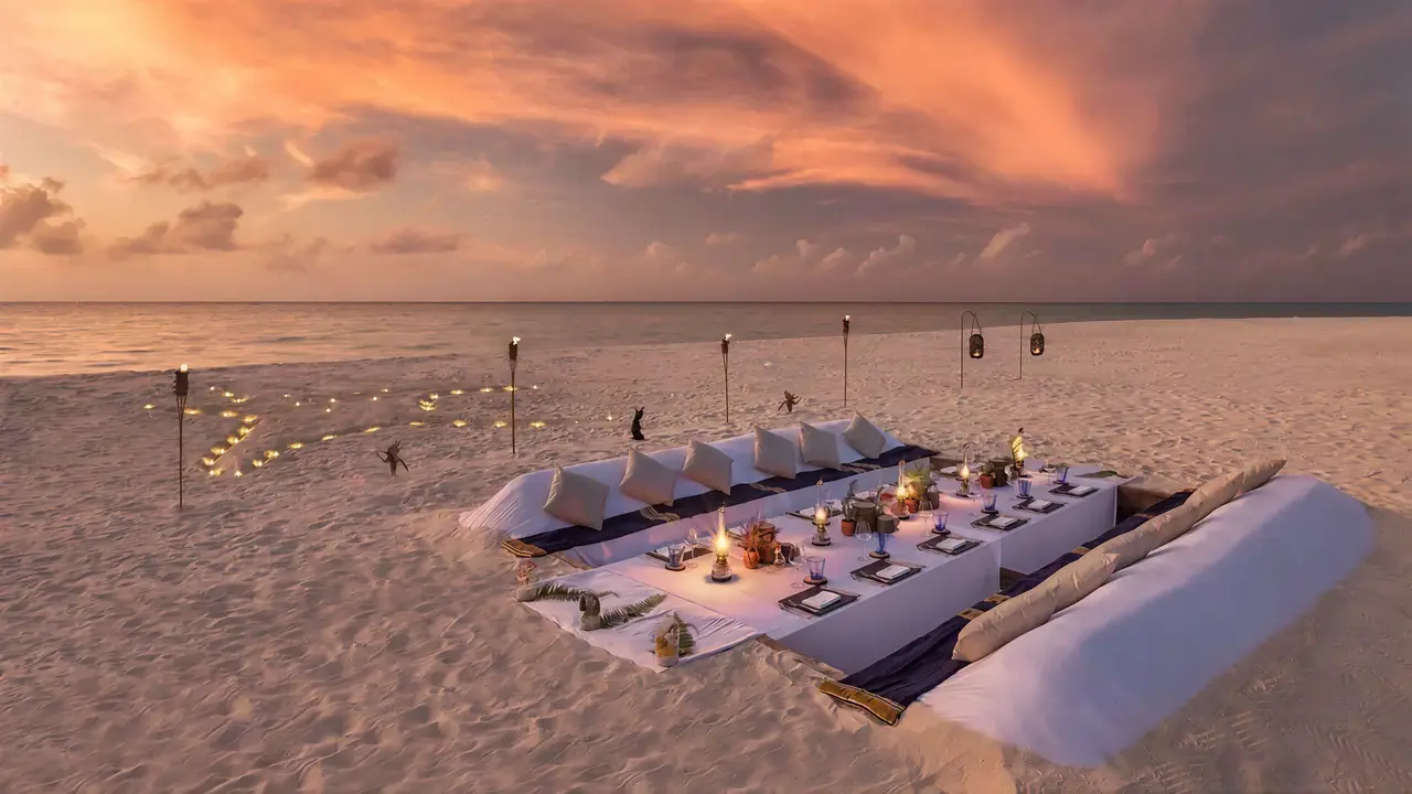Kolacja na plaży w Hurawalhi Island Resort o zachodzie słońca