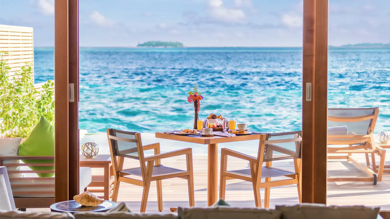 Taras z widokiem na morze w Hurawalhi Island Resort