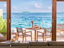 Taras z widokiem na morze w Hurawalhi Island Resort