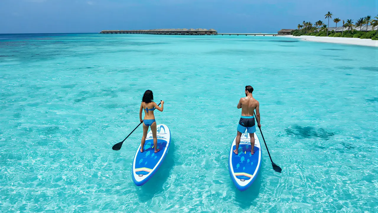 Osoby na deskach SUP w Hurawalhi Island Resort