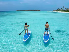 Osoby na deskach SUP w Hurawalhi Island Resort