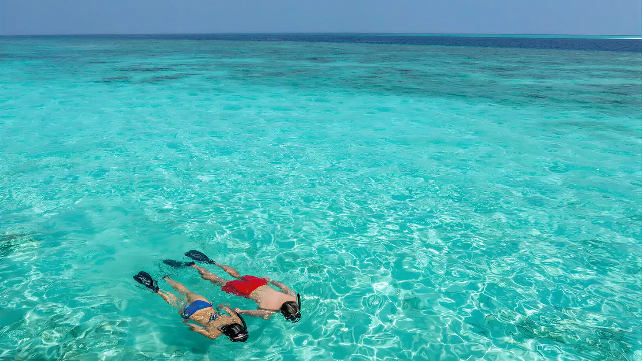 Osoby snurkujące w wodzie przy Hurawalhi Island Resort
