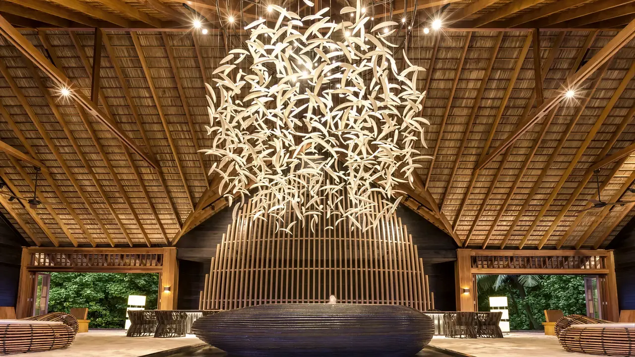 Eleganckie wnętrze lobby w Hurawalhi Island Resort z żyrandolem