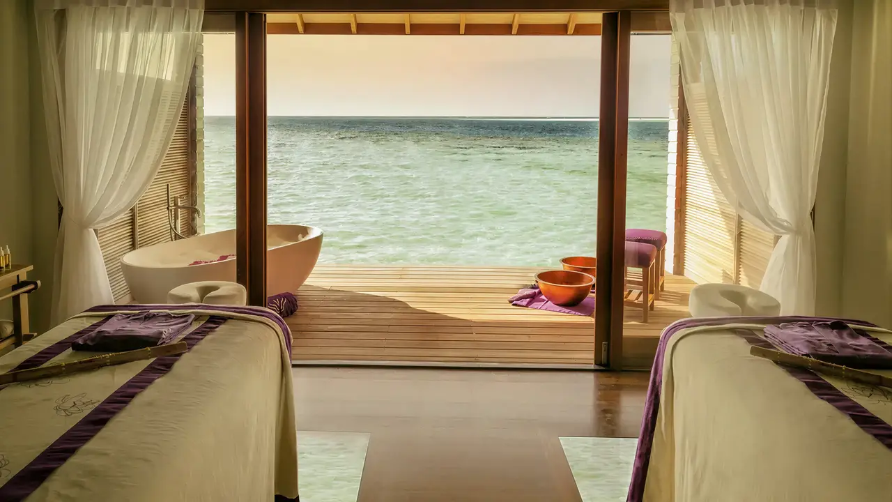 Gabinet masażu z widokiem na morze w Hurawalhi Island Resort