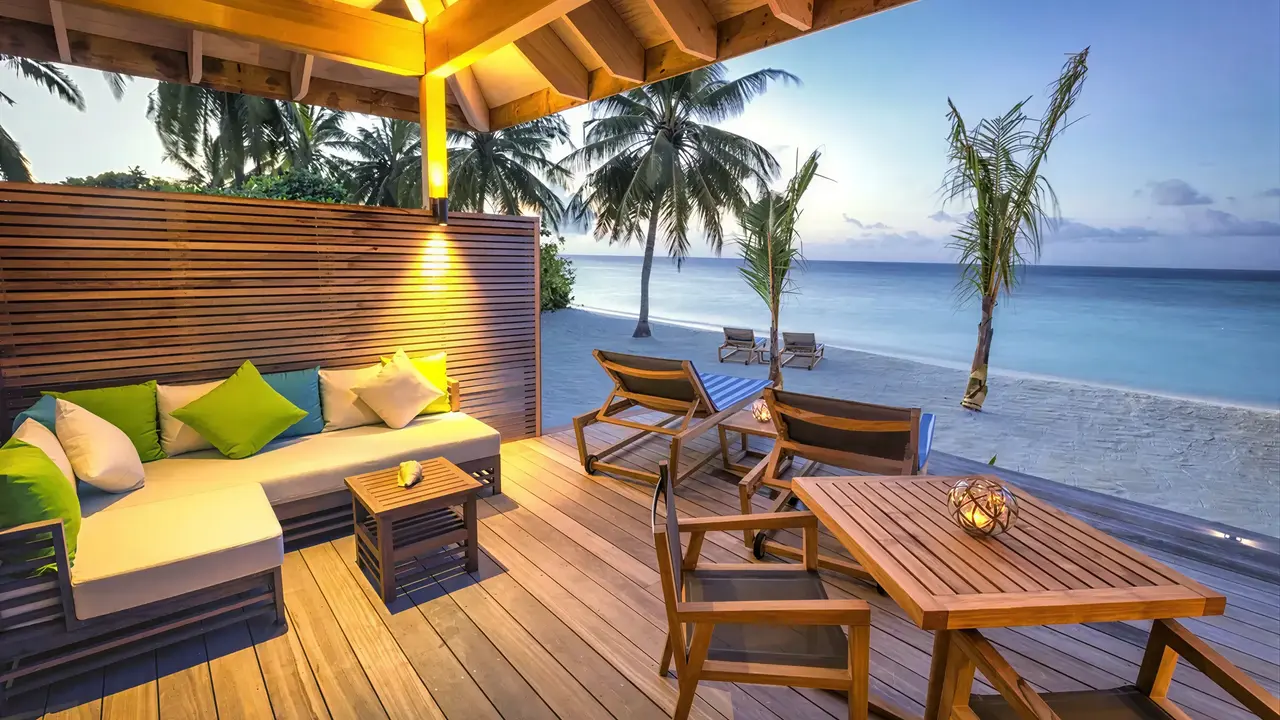 Taras z widokiem na plażę w Hurawalhi Island Resort