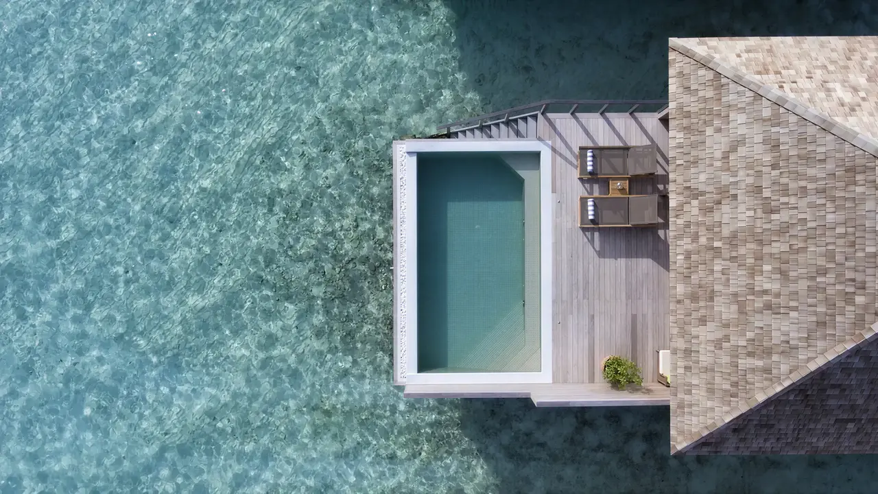 Prywatny basen w willi Hurawalhi Island Resort nad wodą