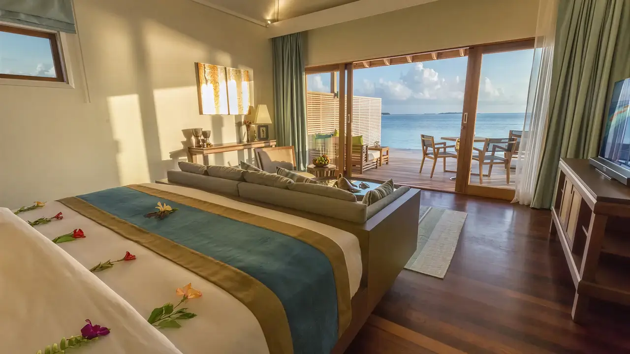 Sypialnia z tarasem w Hurawalhi Island Resort