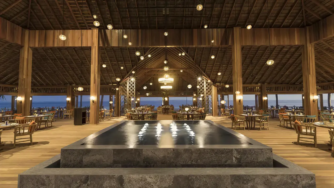 Restauracja w Hurawalhi Island Resort z widokiem na morze