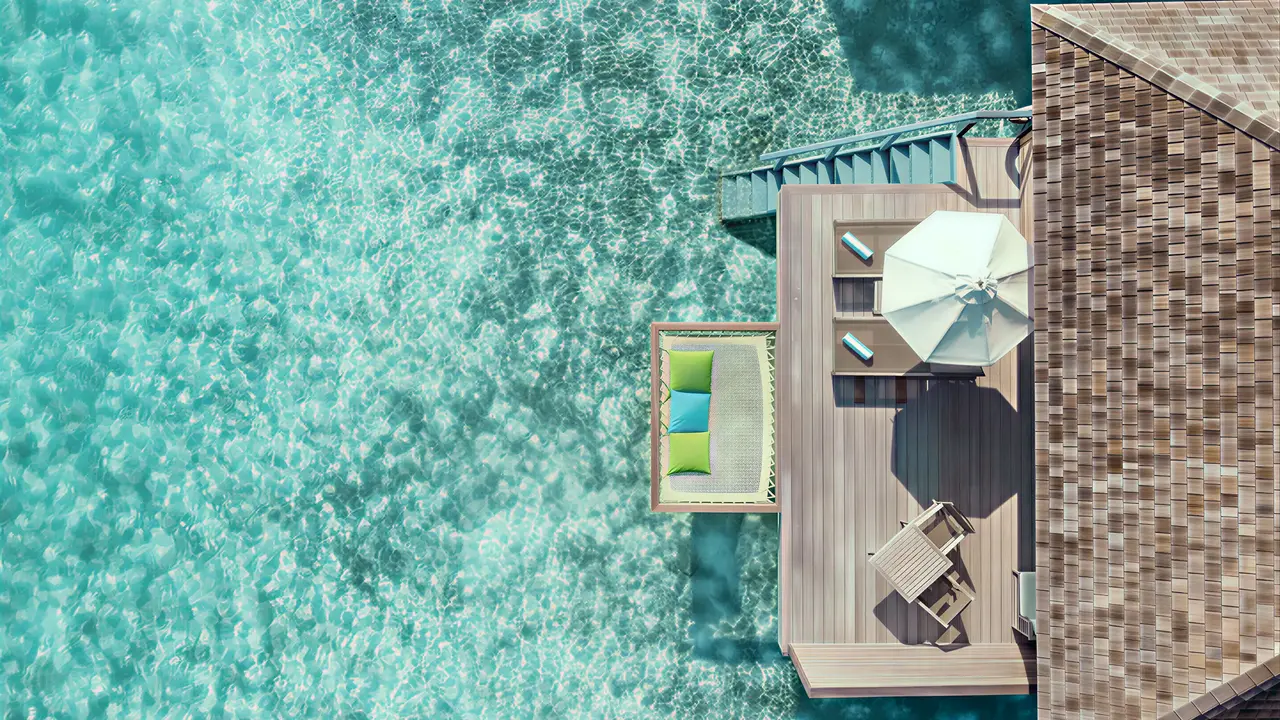 Taras prywatnej willi nad wodą w Hurawalhi Island Resort