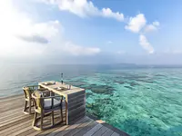 Taras nad turkusową wodą w Hurawalhi Island Resort