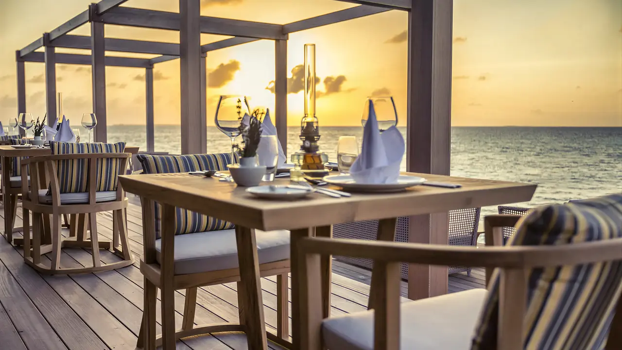 Stolik w restauracji Hurawalhi Island Resort z widokiem na morze