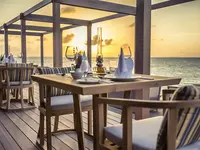 Stolik w restauracji Hurawalhi Island Resort z widokiem na morze