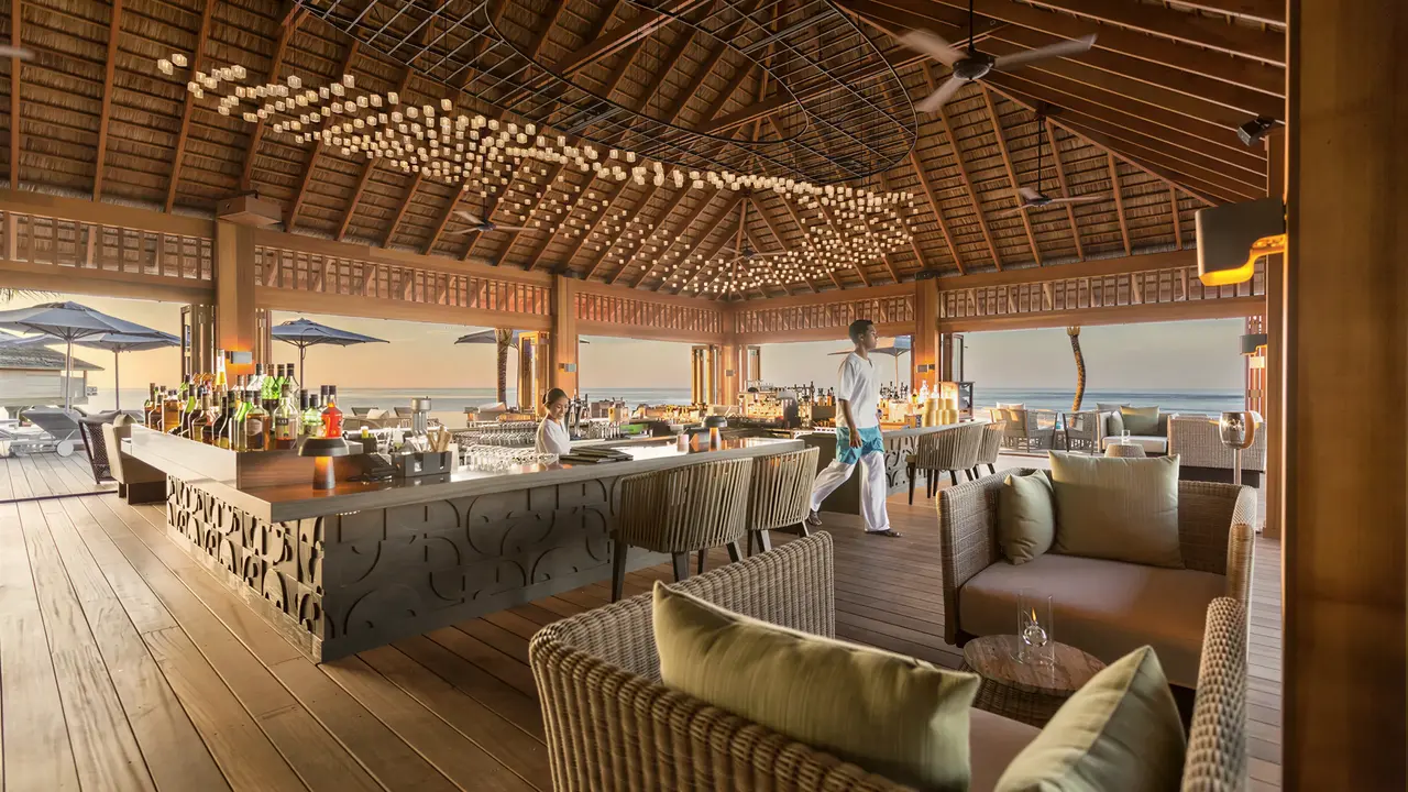 Bar z widokiem na morze w Hurawalhi Island Resort