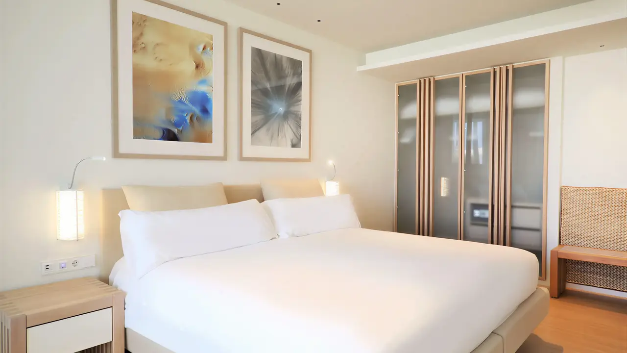 Jasna sypialnia z dużym łóżkiem w Iberostar Grand Salome