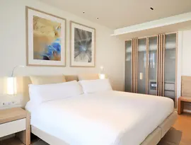 Jasna sypialnia z dużym łóżkiem w Iberostar Grand Salome
