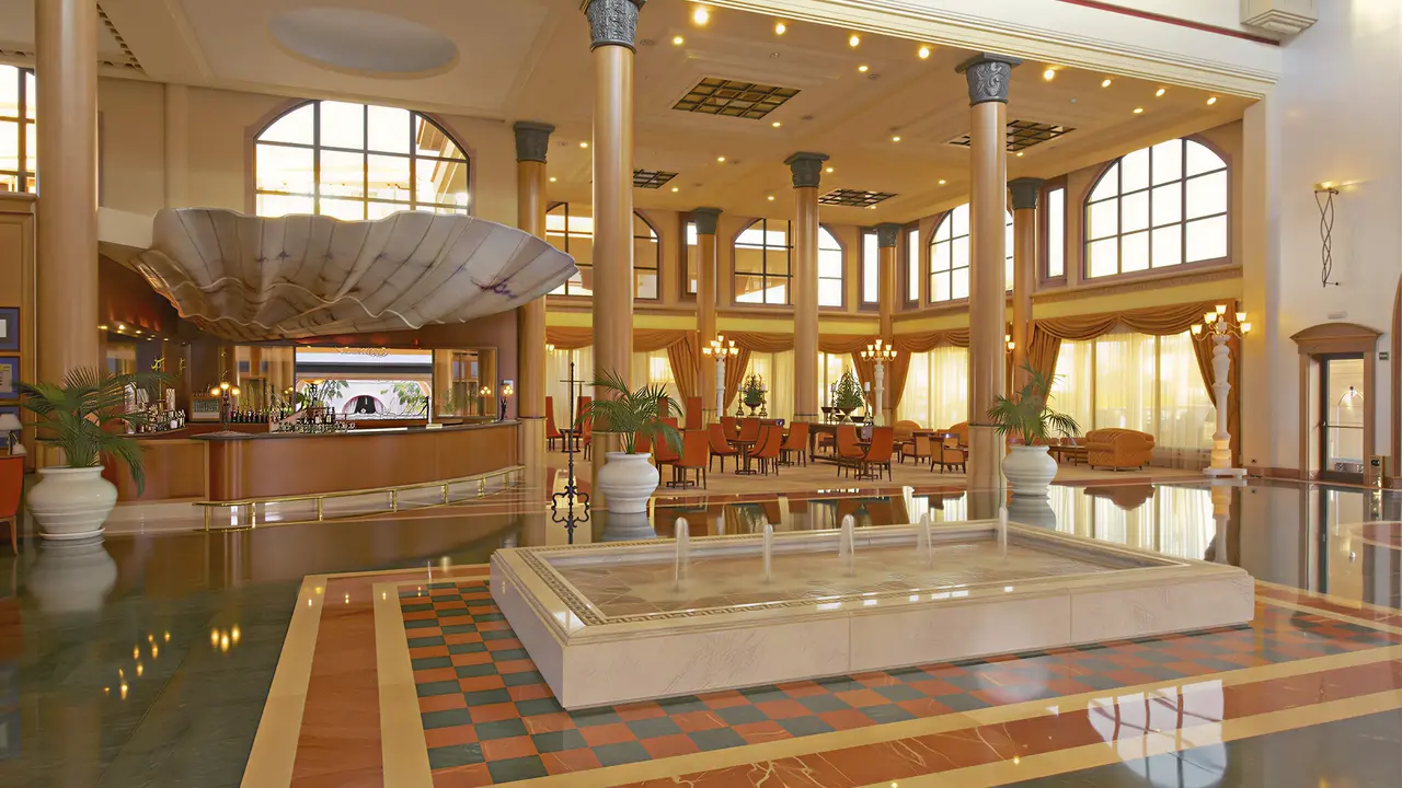 Wnętrze reprezentacyjnego lobby w Iberostar Grand Salome