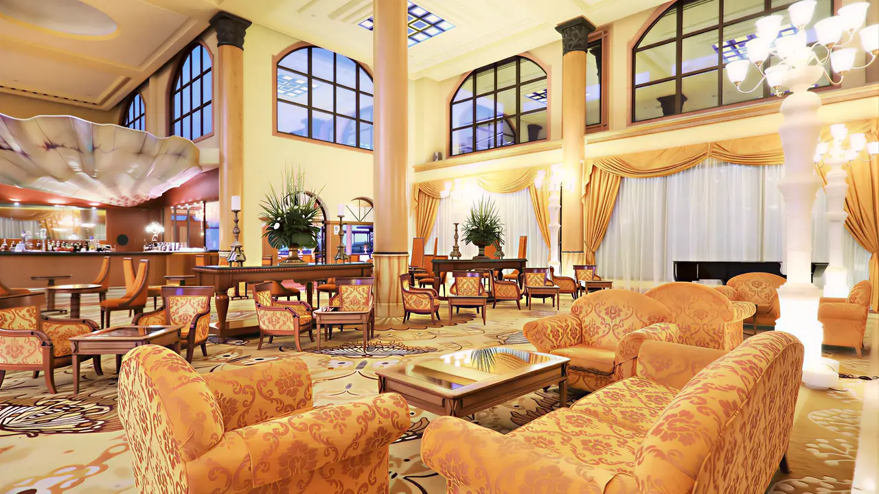 Wnętrze eleganckiego lobby w Iberostar Grand Salome