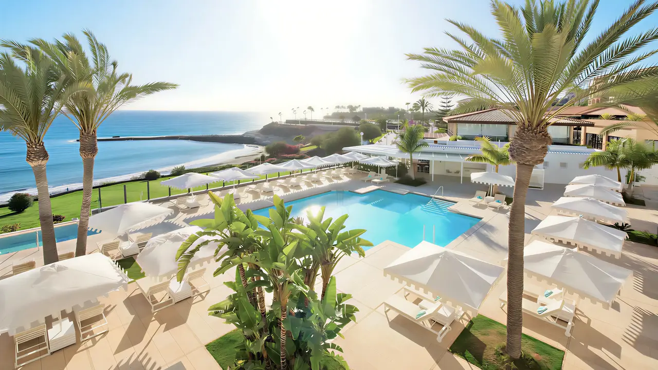 Basen z leżakami i parasolami w Iberostar Grand Salome
