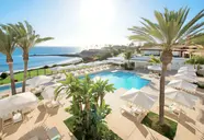 Basen z leżakami i parasolami w Iberostar Grand Salome