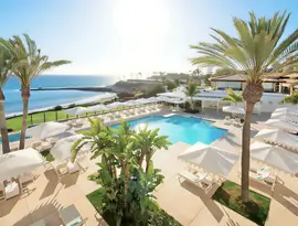 Basen z leżakami i parasolami w Iberostar Grand Salome