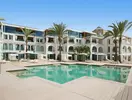 Basen z leżakami w Iberostar Grand Salome