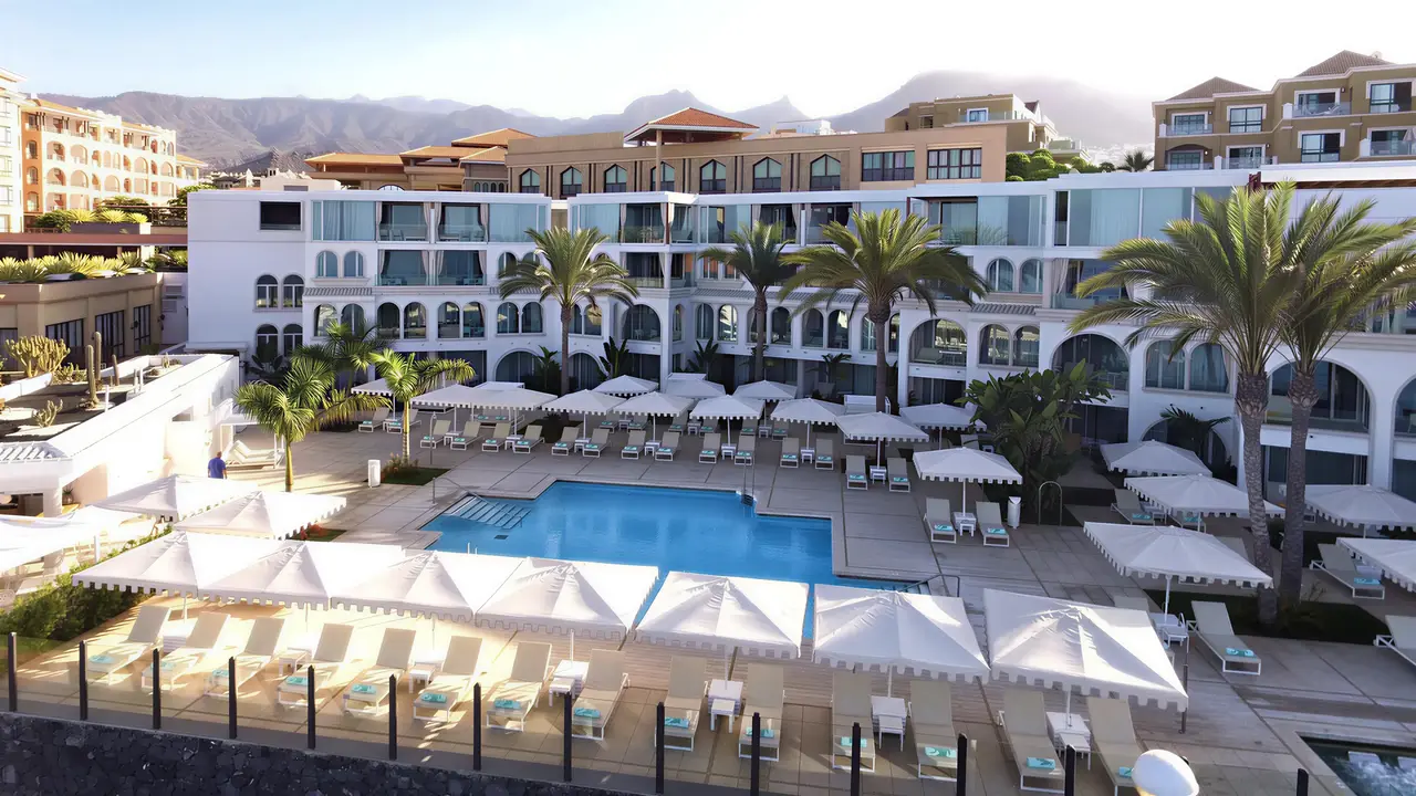 Widok na kompleks i basen w Iberostar Grand Salome