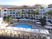 Widok na kompleks i basen w Iberostar Grand Salome