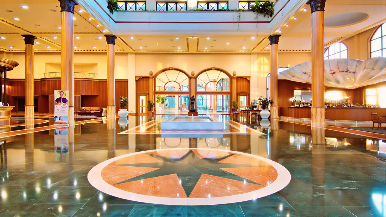 Przestronny hol w hotelu Iberostar Grand Salome
