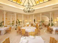 Elegancka restauracja w Iberostar Grand Salome z białymi obrusami