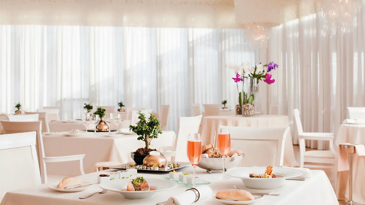 Elegancka restauracja w Iberostar Grand Salome z nakrytymi stołami