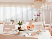 Elegancka restauracja w Iberostar Grand Salome z nakrytymi stołami