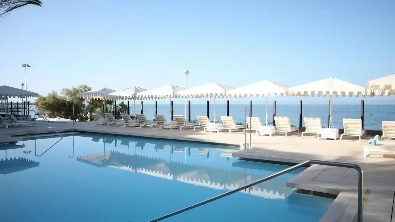 Basen z leżakami i parasolami w Iberostar Grand Salome