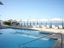 Basen z leżakami i parasolami w Iberostar Grand Salome