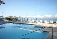 Basen z leżakami i parasolami w Iberostar Grand Salome