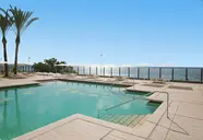 Basen zewnętrzny w Iberostar Grand Salome z widokiem na morze